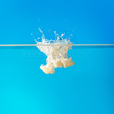 Cauliflower dropped into water