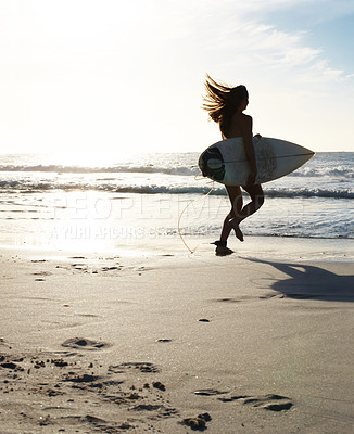 Young lady going to surf in the ocean - Outdoor