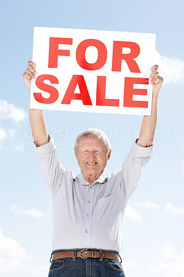Happy old man holding sale sign - Outdoor