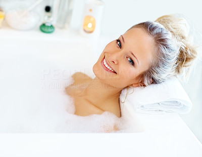 Portrait of a young woman relaxing in bath tub