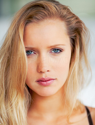 Closeup shot of a pretty girl\'s face with natural make up