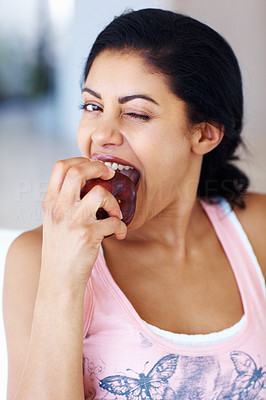 Flirtatious woman eating apple