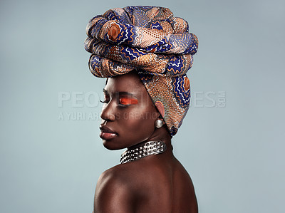 The head turning style of a head wrap